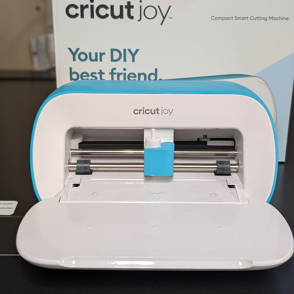 Cricut Joy Smart Cutter in White and Blue - Picture 2 of 3